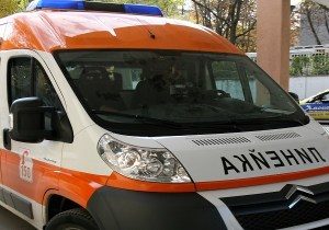 79-годишен водач е отнел предимство и предизвикал катастрофа. Леко ранено е 10-годишно дете
