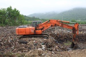 Красимира Дренчева, общински съветник: Фирмата- оператор на депото не третира отпадъците, не ги уплътнява, клетката прелива, техниката (общинска собственост – санитарен компактор, колесен багер и челен товарач) не е поддържана и не работи