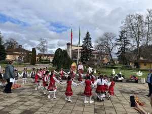 Лазарки посетиха Община Угърчин в навечерието на празника