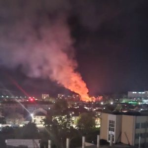 Нов пожар изпепели покрива на огромна сграда в двора на болницата в Ловеч