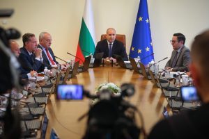 Радев потвърди: България ще приеме самолетите-цистерни на летище „Безмер“