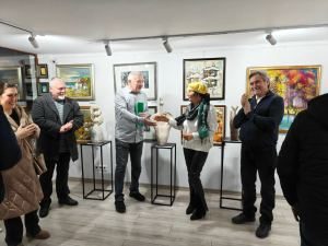 С голям интерес и топло присъствие снощи беше открита изложбата „Знак отъ ръка“ на троянската керамичка Евгения Георгиева в Арт галерия „Мостове“ – Ловеч