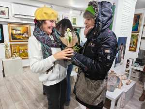 otkrivane izlojba ot raka 220126 42 С голям интерес и топло присъствие снощи беше открита изложбата „Знак отъ ръка“ на троянската керамичка Евгения Георгиева в Арт галерия „Мостове“ – Ловеч