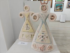 otkrivane izlojba ot raka 220126 40 С голям интерес и топло присъствие снощи беше открита изложбата „Знак отъ ръка“ на троянската керамичка Евгения Георгиева в Арт галерия „Мостове“ – Ловеч