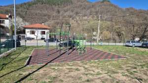 ribarica sport ploshtadka 90426 1 Жителите на село Рибарица вече разполагат с модерно мултифункционално спортно съоръжение, подходящо за мини футбол, волейбол и хандбал, както и със специализирана зона за стрийт фитнес